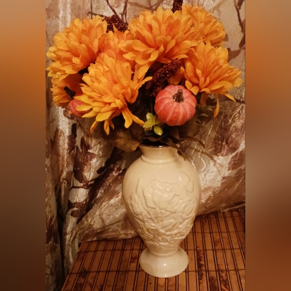 RARE FIND: Classic Lenox Rose Medley Porcelain Vase Trimmed in 24K Gold
